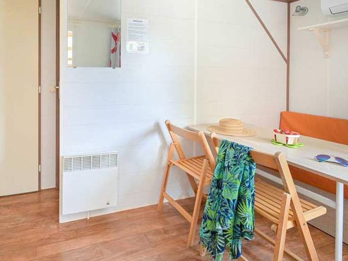 Flower Camping Le Fondespierre - Mobilheim 2 personen - Standard - 15 m² (1 Schlafzimmer - Klimaanlage - Tv) in Castries, Mittelmeerküste (Frankreich)
