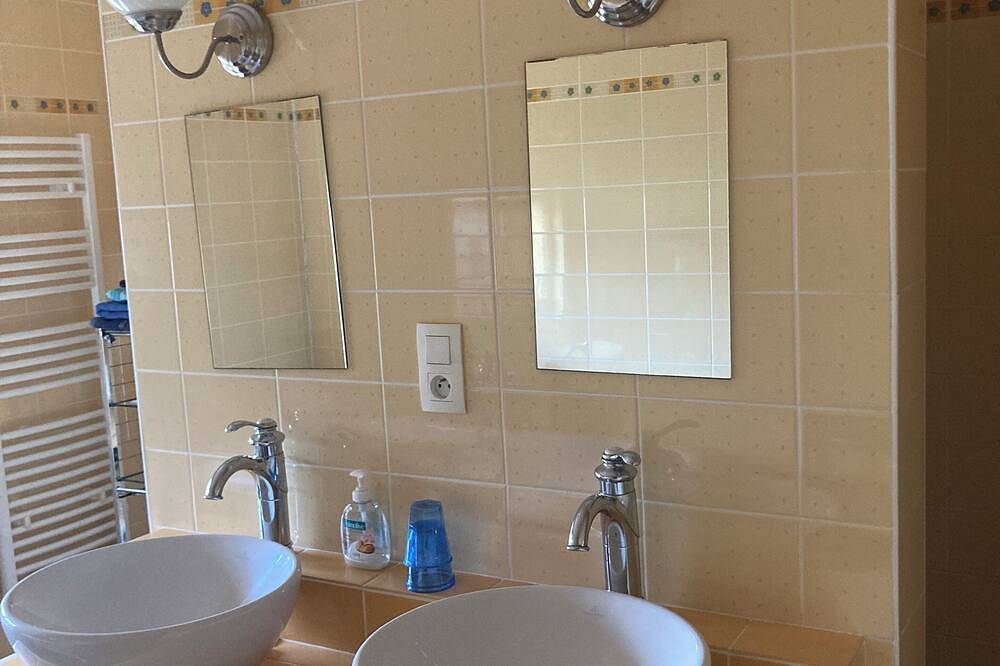 Spacious gîte in idyllic wooded setting by a stream with hammock & barbecue in Cronat, Charolles und Umgebung