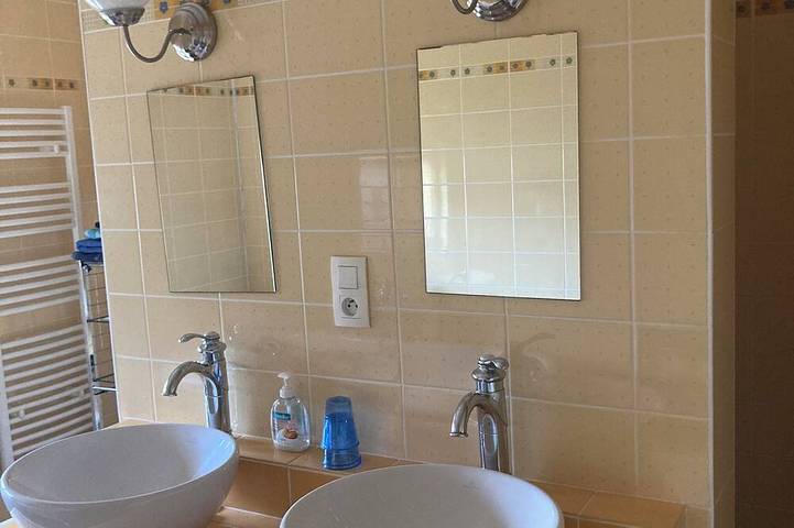 Spacious gîte in idyllic wooded setting by a stream with hammock & barbecue in Cronat, Charolles und Umgebung
