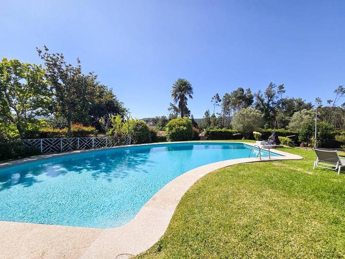 Location de vacances pour 4 personnes, avec Terrasse ainsi que Jardin et Piscine dans Forjães