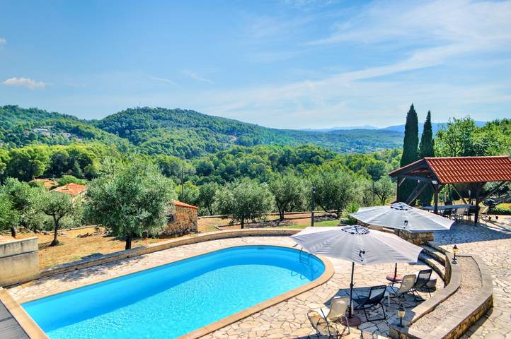 Gîte pour 8 personnes, avec piscine à Callas