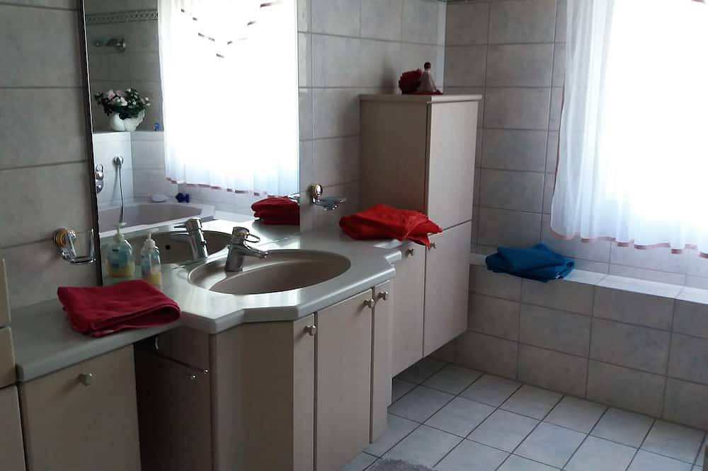 Ganze Wohnung, Feriendomizil am Waldrand mit Balkon in Zirndorf, Franken