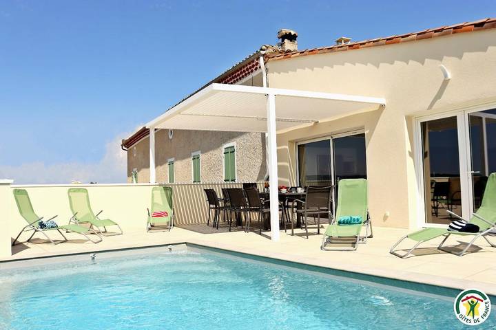Gîte pour 10 personnes, avec piscine ainsi que jardin et terrasse à Autichamp