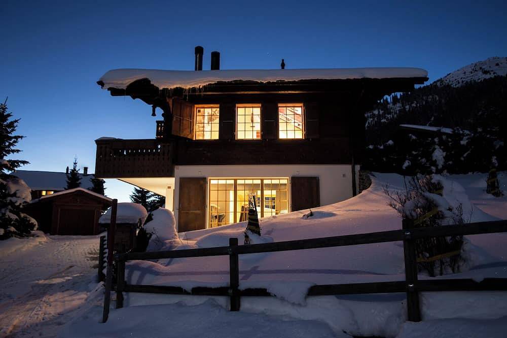 Fabulous chalet, stunning views , indoor jacuzzi, walking distance of ski lifts in Leysin, Alpes Vaudoises