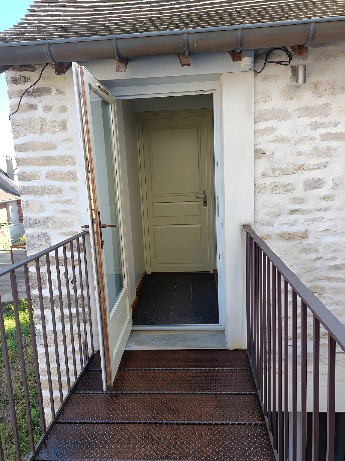 Guest Room "Chambre Chocolat" with Shared Pool, Shared Terrace and Wi-Fi in Beaumont-sur-Grosne, Chalon-sur-Saône region