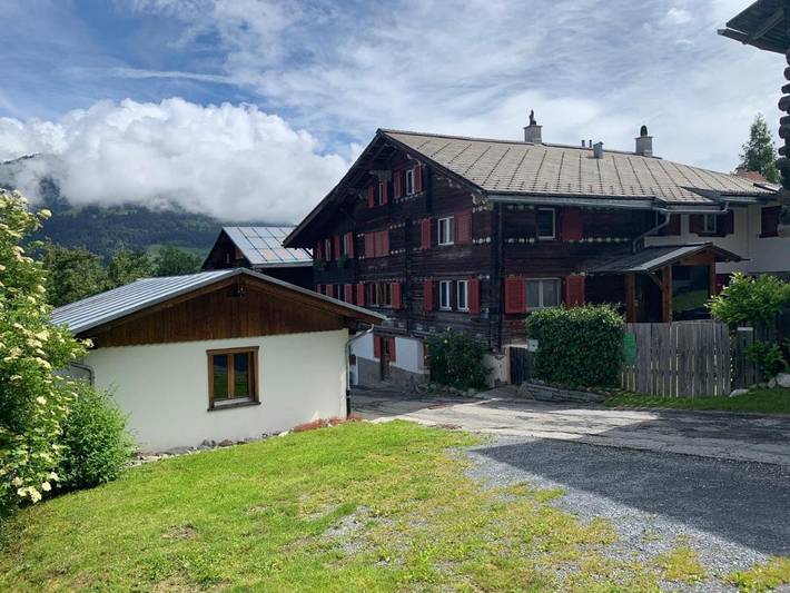Ferienwohnung für 8 Personen, mit Balkon und Terrasse sowie Garten und Ausblick in Mundaun