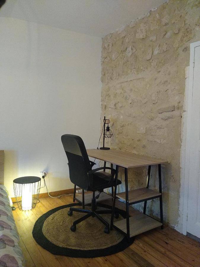 Appartement de vacances entier, Double Room with Private Bathroom in Pierrelatte, Région de nyons