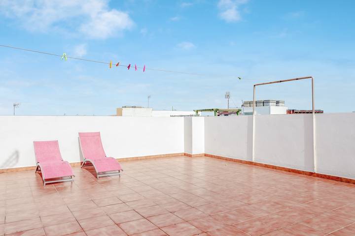 Apartamento entero, Apartamento céntrico cerca de la playa con terraza en la azotea y Wi-Fi in El Cotillo, La Oliva