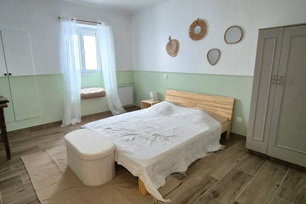 Entire apartment, Le Carmen apartment in the heart of Saint-Hippolyte, 3 bedrooms, up to 6 guests in Saint-Hippolyte (Languedoc-Roussillon), Côte d'Améthyste