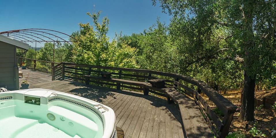 Vacation home for 6 people, with yard and hot tub in Russian River