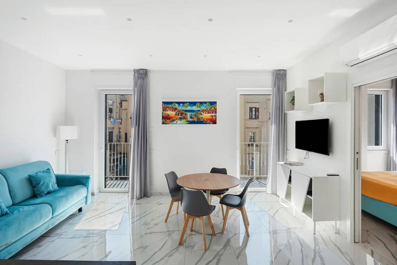 Entire apartment, Apartment 'Superior  - Zona Lungomare' with Balcony, Wi-Fi and Air Conditioning in Naples, Naples Province