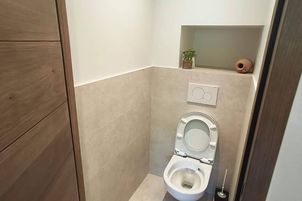 Elegant suite near Lake Bourget, sleeps 6, 8-minute walk from the lake, garden, and parking in Aix-les-Bains, Chambéry und Umgebung