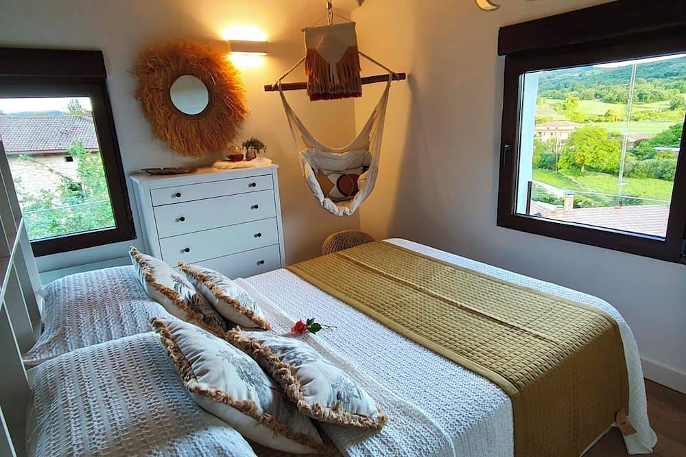 Countryside retreat for two with private garden near Rioja wineries in Condado de Treviño, Cordillera Cantábrica