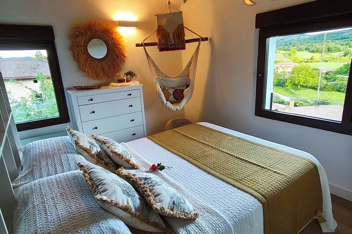 Countryside retreat for two with private garden near Rioja wineries in Condado de Treviño, Cordillera Cantábrica