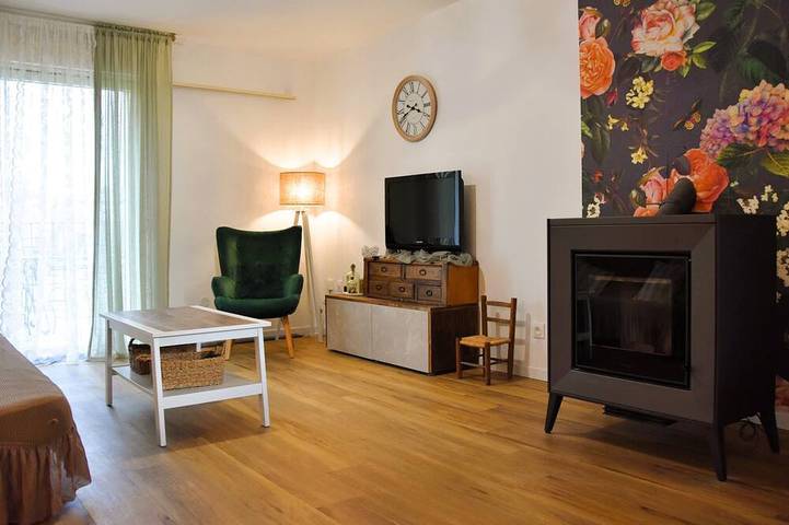 Gîte pour 4 personnes, avec terrasse et jardin à Salles-Courbatiès