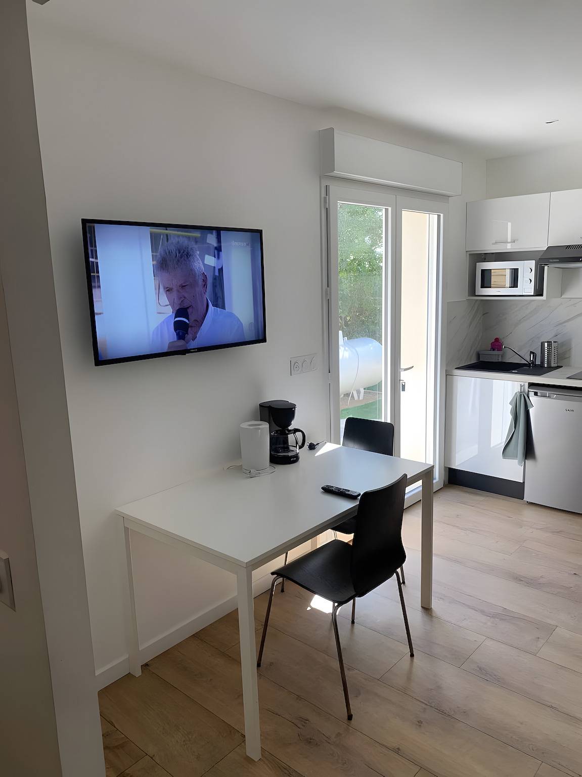 Studio entier, Studio '4' avec terrasse privée, jardin commun et Wi-Fi in Hanvec, Région de Brest