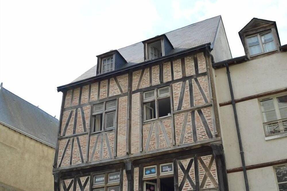 Entire apartment, Charming studio in the heart of Amboise with gorgeous views of the Château! in Amboise, Tours region