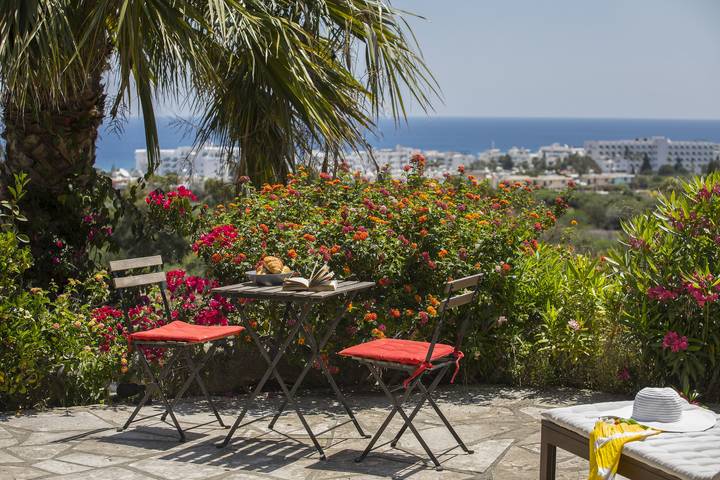 Last minute apartment for 4 people, with Garden in Protaras