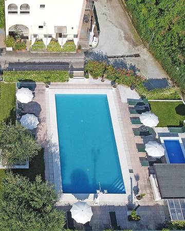 Location de vacances pour 2 personnes, avec piscine et vue sur le lac ainsi que vue et jardin dans Castello (Puegnago sul Garda)