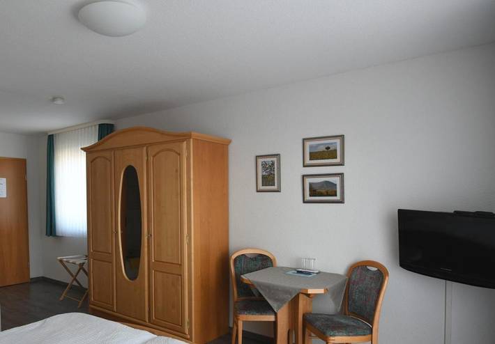 Hotel für 2 Personen, mit Balkon und Terrasse sowie Garten und Ausblick in Landau - 3