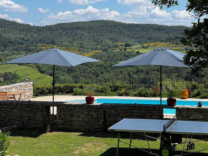 Cottage pour 2 personnes, avec piscine et jardin ainsi que terrasse et vue à Saint-Christol-de-Rodières