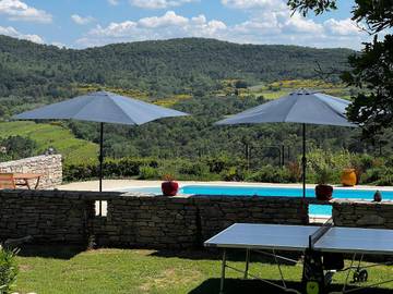 Chambre d’hôte pour 2 personnes, avec piscine et jardin ainsi que vue et terrasse à Saint-Christol-de-Rodières