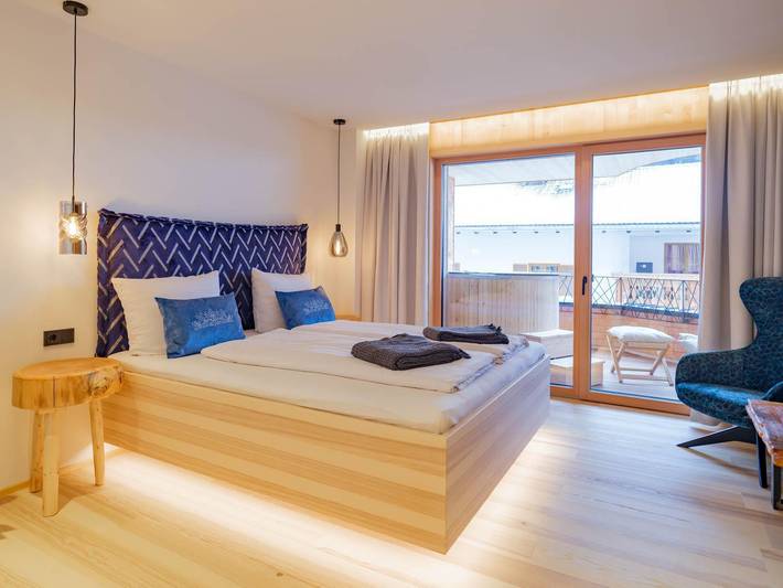 Doppelzimmer Laessig mit Hot Tub auf dem Balkon in Lechtaler Alpen, Steeg