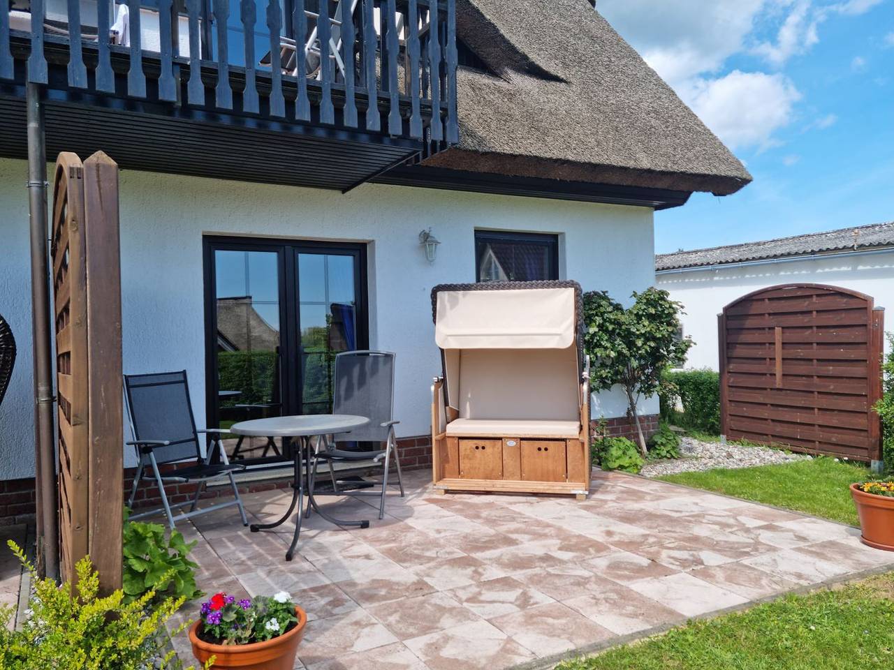 Entire apartment, Traumhaftes Reetdachhaus in ruhiger Lage, Terrasse und mit großem Garten. in Lancken-Granitz, Ruegen