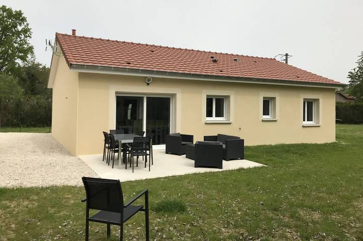 Location de vacances pour 6 personnes, avec Balcon/Terrasse ainsi que Terrasse et Jardin dans Sainte-Marie-du-Lac-Nuisement