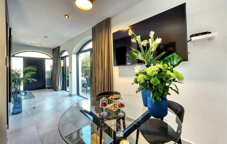 Ganze Ferienwohnung, Gemütliche 2 km zum Bellevue Beach: Modernes Apartment mit Pool und Terrasse in Dubrovnik, Grad Dubrovnik