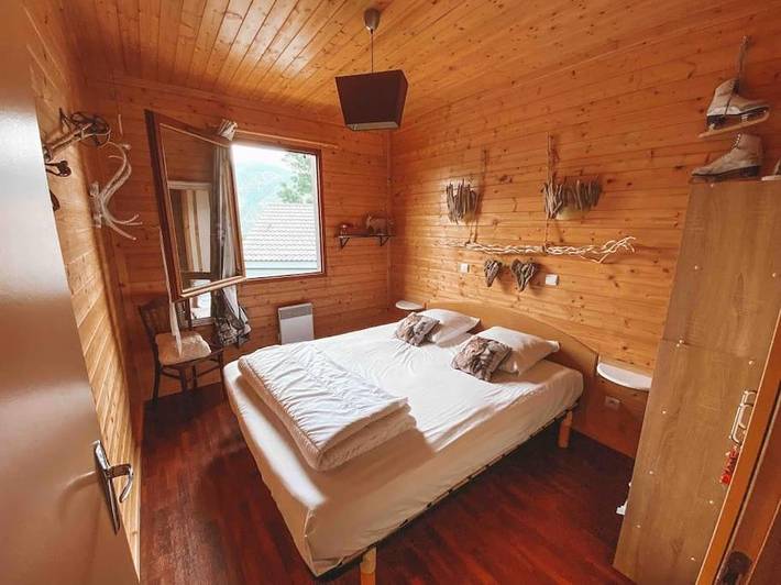 Gîte pour 4 personnes, avec Balcon et Terrasse ainsi que Piscine et Vue à Ignaux