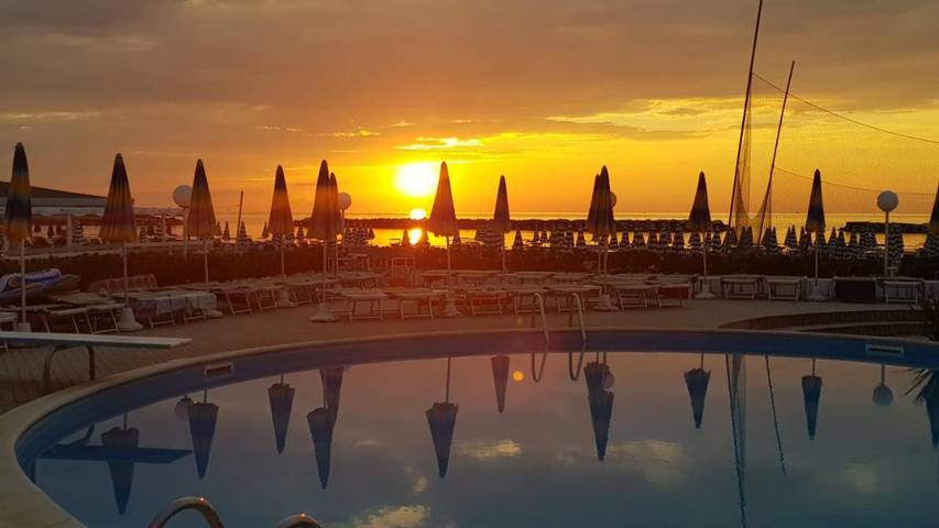 Hôtel pour 6 personnes, avec piscine et jardin ainsi que vue et bassin pour enfant