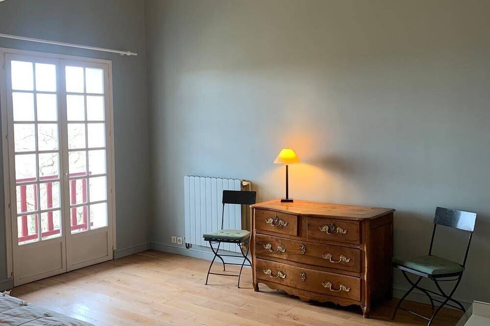 Beautiful family home in the heart of the Basque countryside, less than 30 minutes from the beaches in Espelette, Bayonne region