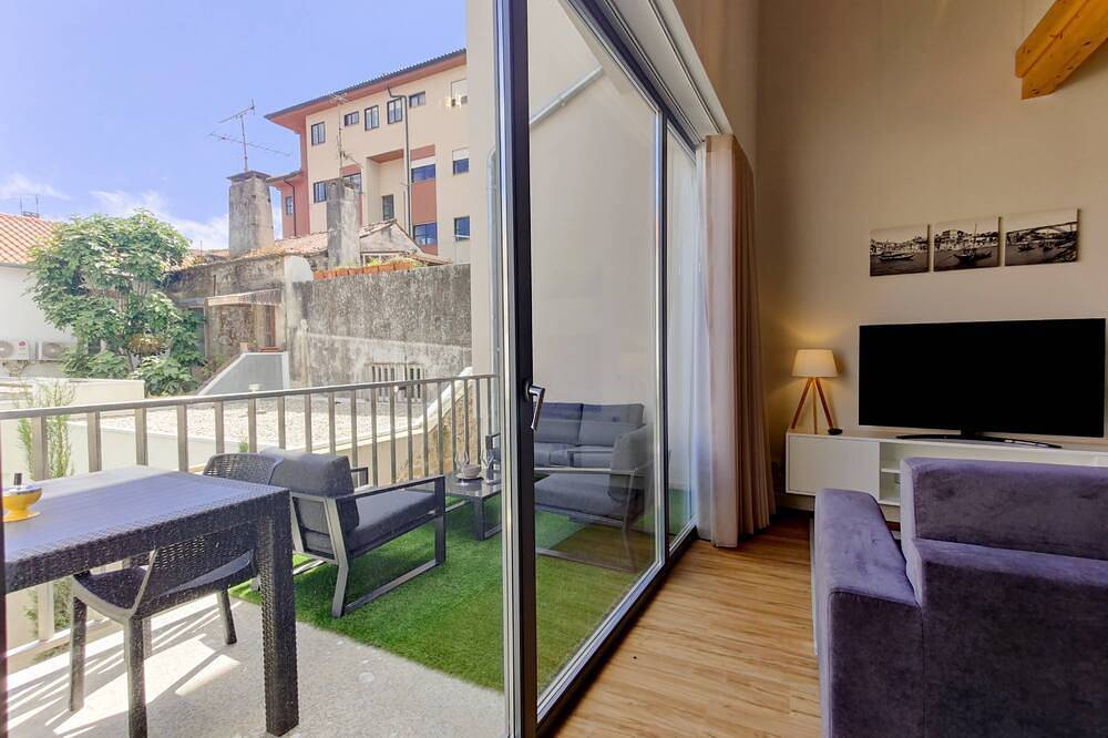 Coutinho's Apartment - City Centre Apt with Balcony, foto 8
