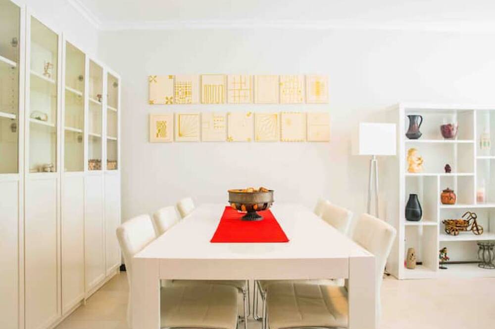 Ganze Wohnung, Modern 2Bed Rooftop Pool & Gym, Marina & Half Beach in São Sebastião, Lagos