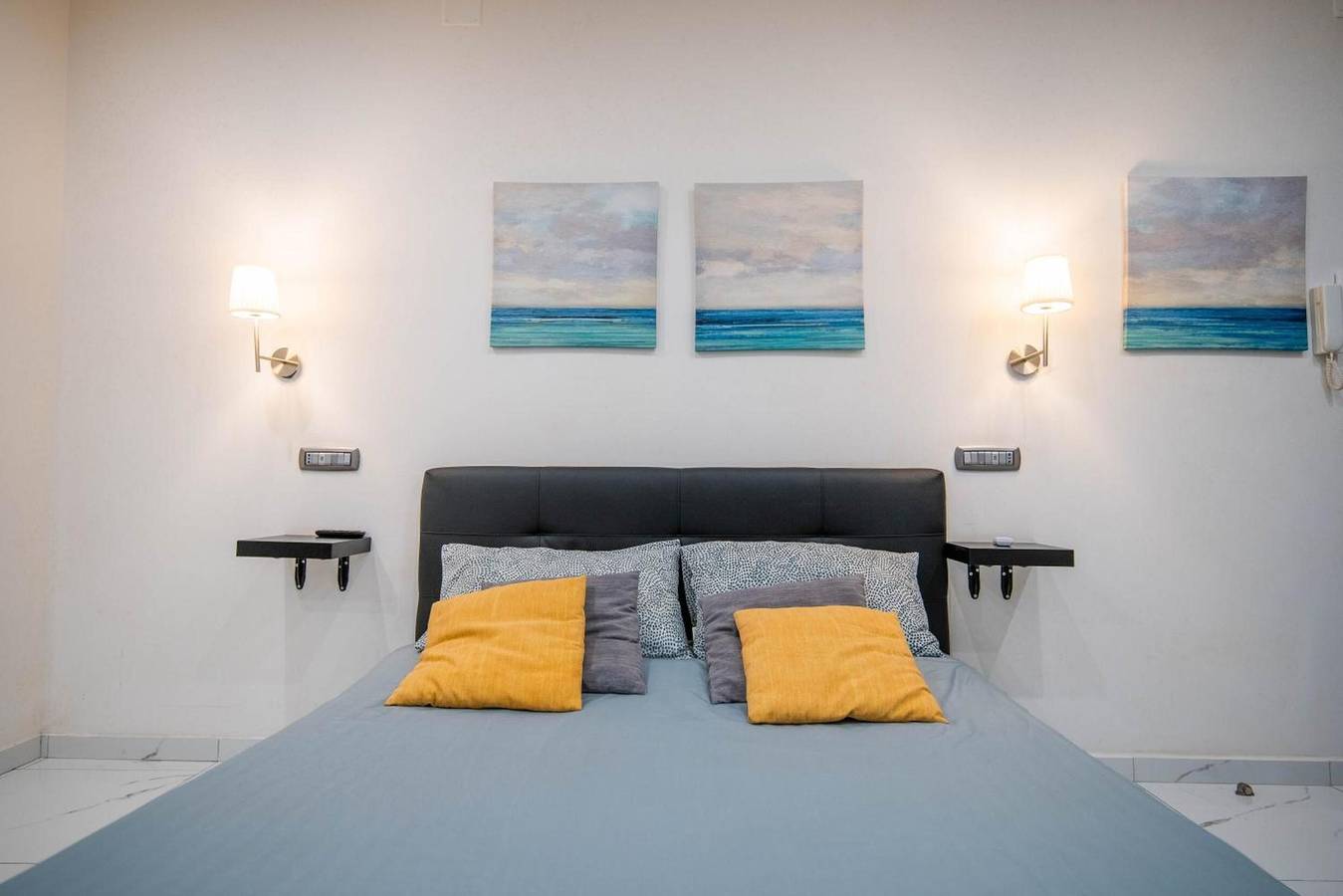 Entire apartment, King Studio Apartment with Wi-Fi and Air Conditioning in Salerno, Tyrrhenian Coast Campania