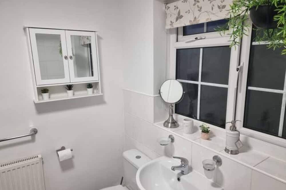 Poole, Holes Bay Harbour Nature Reserve - 'Right' next to the water :-) Sleeps 3 in Poole, Poole Harbour