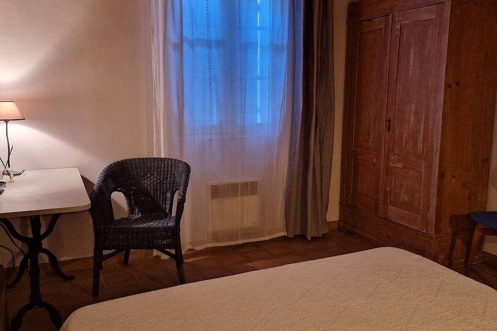 Entire apartment, 30 min from Mont Ventoux, comfortable apartment in old Provencal farmhouse. in Monteux, Vaucluse