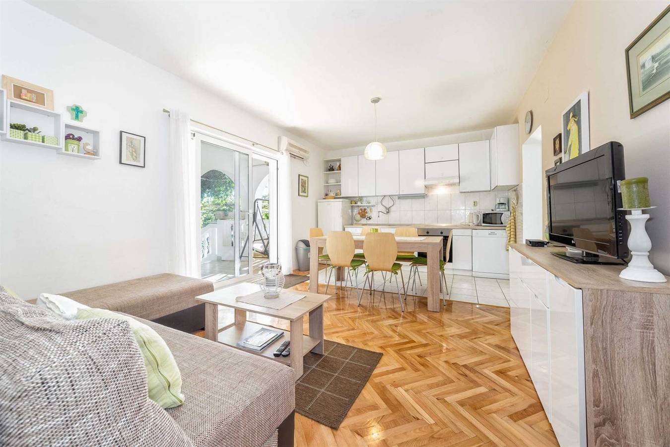 Ganze Wohnung, Perfect accommodation for larger families for eight people, Jelena G. app 1 in Srima, Šibenik-Knin