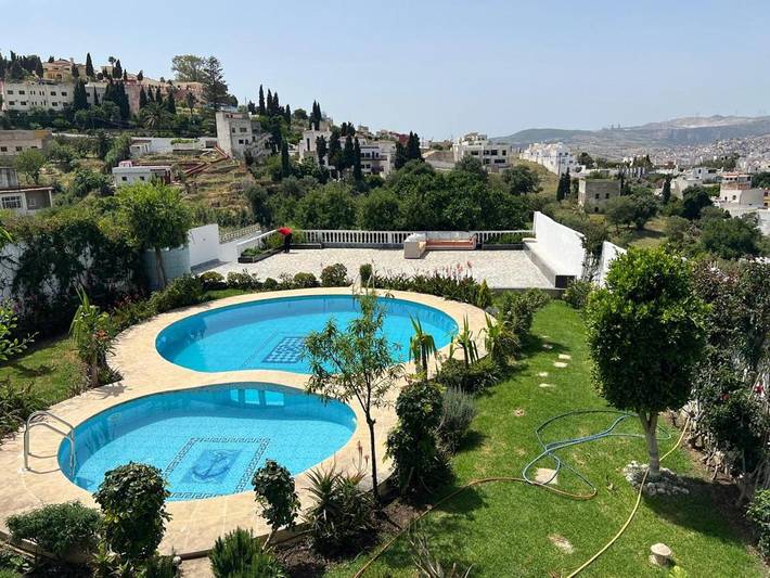 Villa pour 23 personnes, avec bassin pour enfant et vue ainsi que jardin et piscine, animaux acceptés
