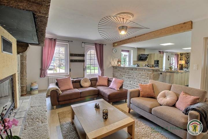 Gîte pour 8 personnes, avec Terrasse ainsi que Jardin et Vue à Plénée-Jugon