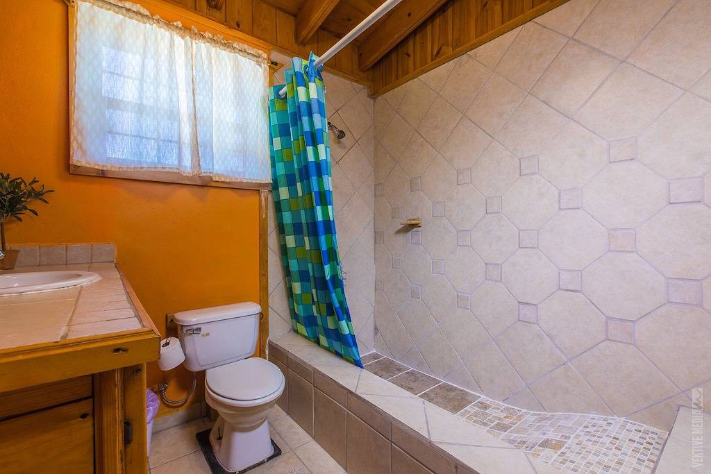 V # 1 Geräumiges Haus in Sam Rayburn: Urlaubsangeln. Bestes Preis-Leistungs-Verhältnis, viele Parkplätze in Sam Rayburn Reservoir