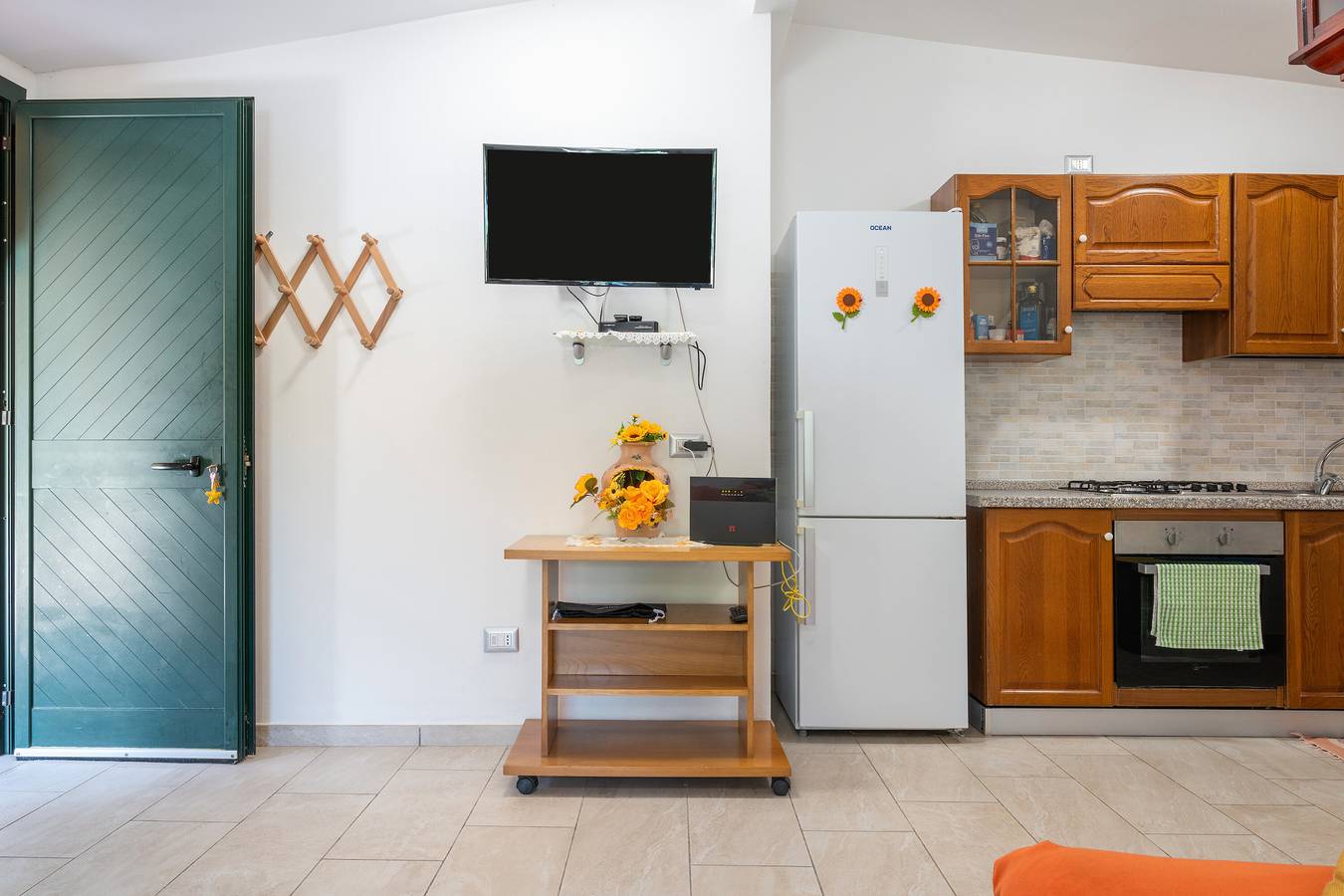 Casa Vacanze 'Chia, 5 Camere per 12 Persone' con Vista Montagna, Wi-Fi e Aria Condizionata in Chia, Domus De Maria