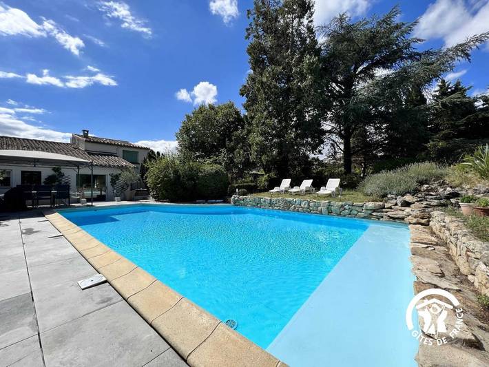 Gîte pour 15 personnes, avec Terrasse ainsi que Jardin et Piscine