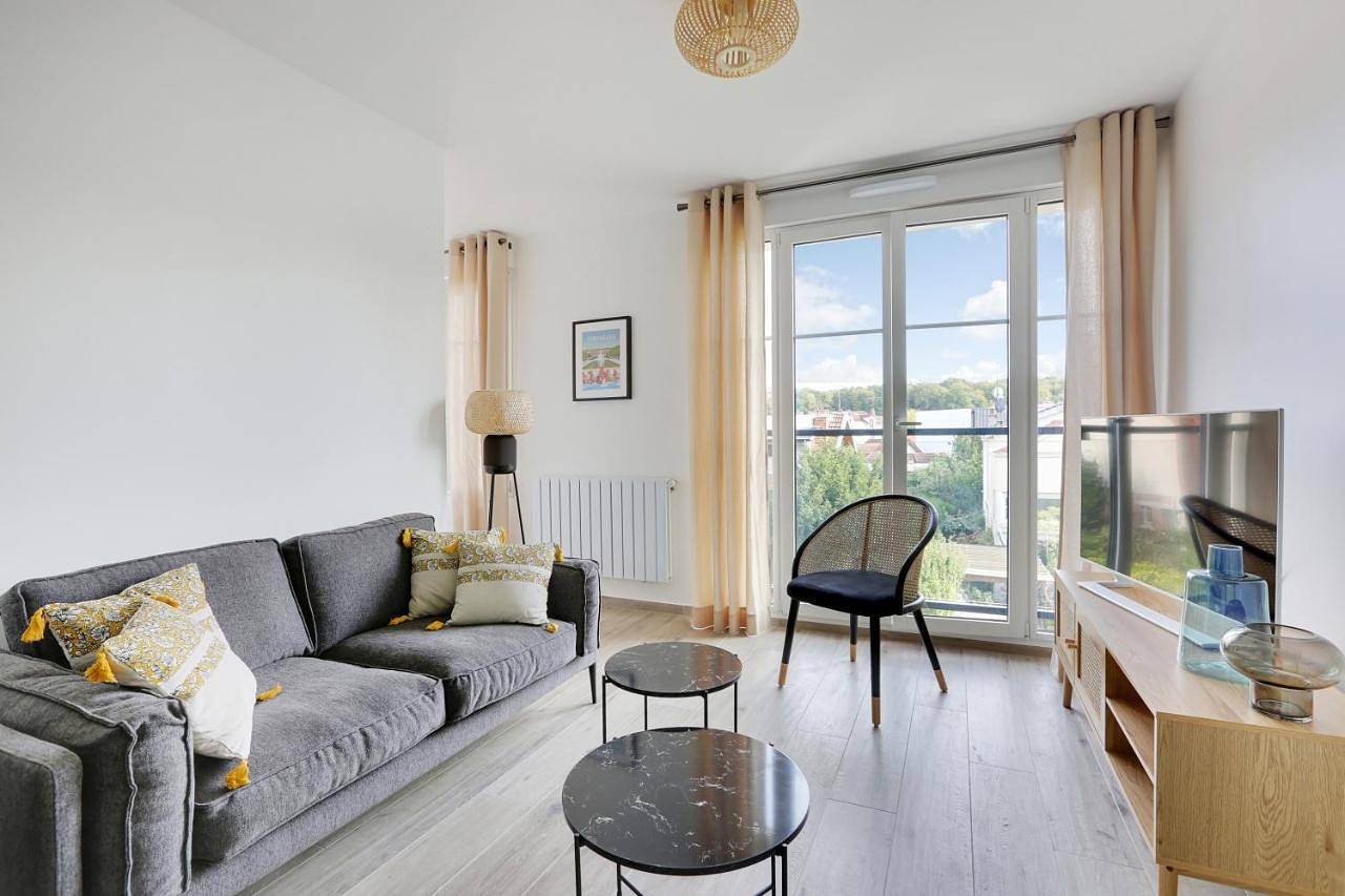 Appartement entier, One-Bedroom Apartment in Viroflay, Yvelines