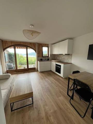 Gîte pour 4 personnes, avec vue sur le lac ainsi que terrasse et vue à Saint-Sauveur