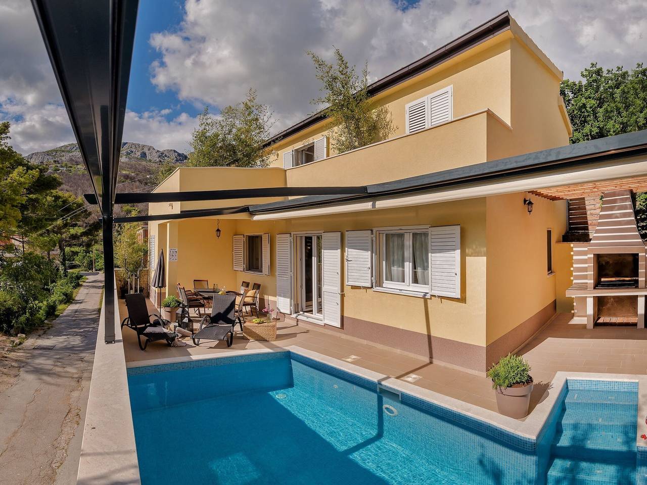 Villa i Žrnovnica med uppvärmd pool in Žrnovnica, Split-Dalmatia guovlu