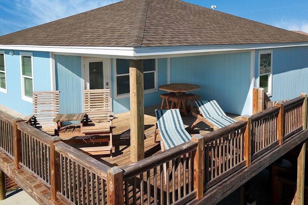 Gulf Breeze - 2 bedroom, 2 bath home that sleeps 6 - Beach & The Gulf Breeze! in Crystal Beach, Galveston County