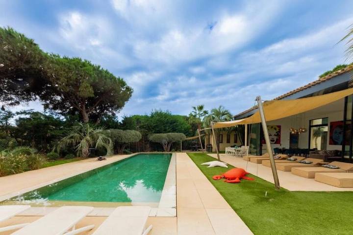 Location de vacances pour 15 personnes, avec jardin ainsi que piscine et vue, adapté aux familles à Ramatuelle