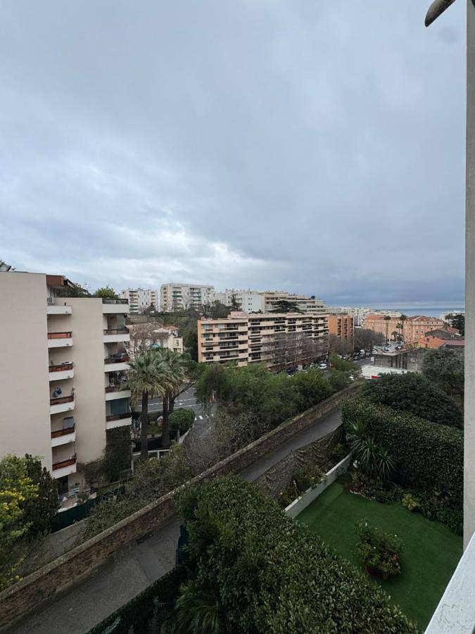 Gîte pour 4 personnes, avec terrasse et vue dans Chateau Et Parc Vallombrosa Cannes - 2